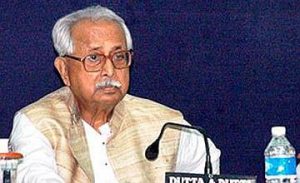 নিজের উদ্যোগে তৈরি সমাধি বাক্সের উপরে বিছানা পেতে ঘুমিয়েছেন অশোক ঘোষ