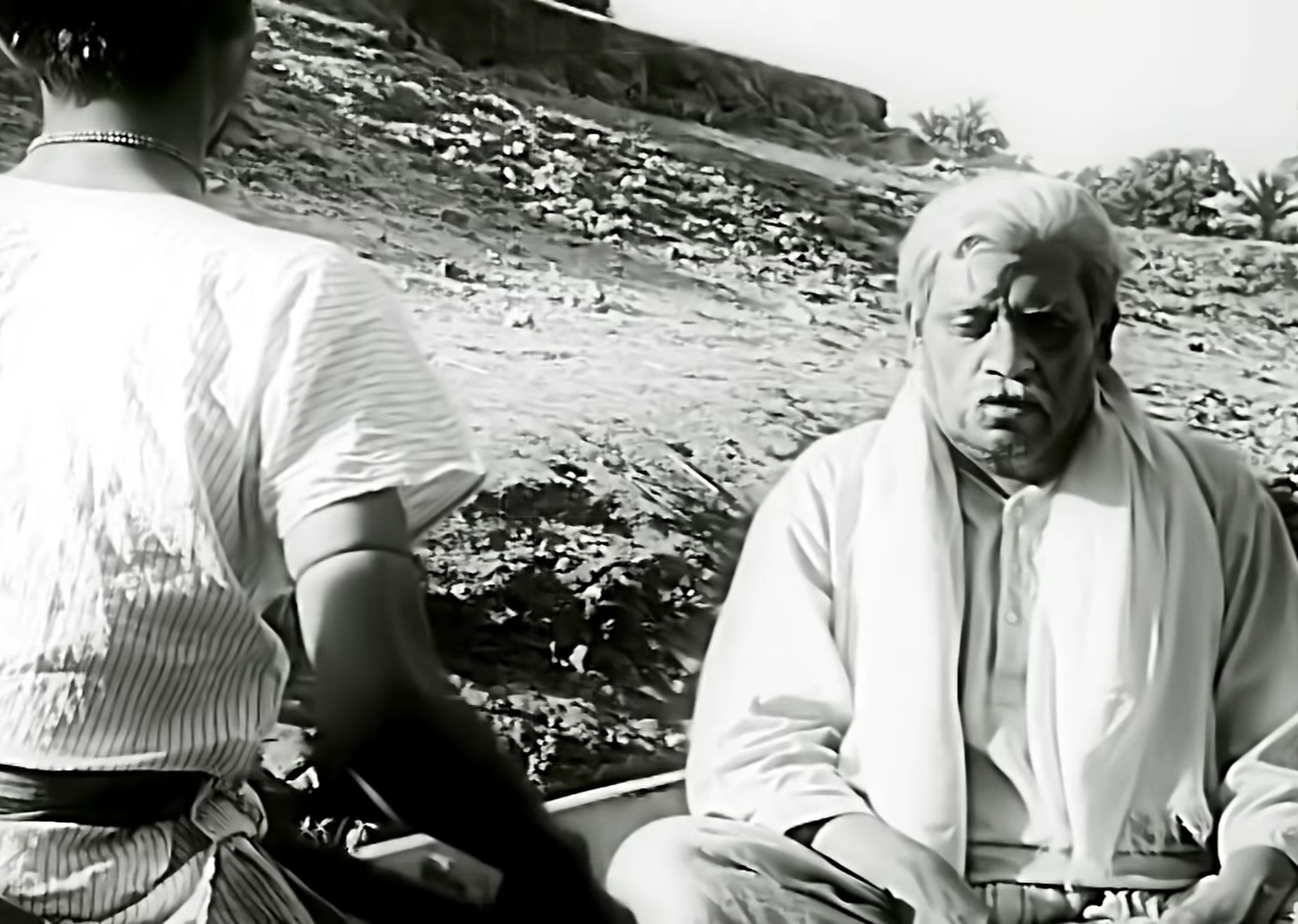 'পালঙ্ক' ছবির একটি দৃশ্যে উৎপল দত্ত